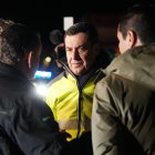 El presidente de la Junta de Andalucía atiende a los medios de comunicación tras visitar a los equipos emergencias en el Polideportivo de Adamuz.