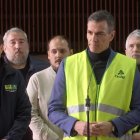 El presidente Pedro Sánchez, junto al andaluz Juanma Moreno desde Adamuz, Córdoba.