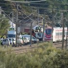 Imagen de la zona del accidente ferroviario con los convoyes de trenes siniestrados.