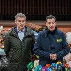 El presidente del PP, Alberto Núñez Feijóo (i), junto al presidente de la Junta de Andalucía, Juanma Moreno (d), en una comparecencia a los medios para informar sobre el accidente ferroviario en Adamuz. A 19 de enero de 2026 en Adamuz, Córdoba (Andalucía, España). Feijóo viaja al lugar del accidente después de haber mantenido una reunión de emergencia para evaluar la situación en la sede nacional del partido, a la que han asistido el expresidente de Renfe y actual presidente de la fundación Reformismo21, Pablo Vázquez y la exdirectora general de Operaciones de la compañía Berta Barrero.

Guillermo Morales / Europa Press
19/1/2026