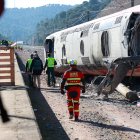 Un agente de la Unidad Militar de Emergencias (UME) trabaja en el lugar del accidente, a 20 de enero de 2026, en Adamuz, Córdoba.