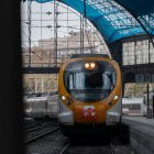 Un tren en la estación de Francia, donde opera Rodalies, a 21 de febrero de 2025, en Barcelona, Catalunya (España).