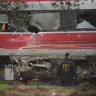 Imagen de los trabajos de rescate de los convoyes de trenes accidentados en la zona del suceso en Adamuz (Córdoba).