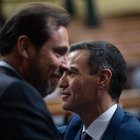 Óscar Puente y Pedro Sánchez en el Congreso de los Diputados.
