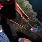 Momento del rescate del montañero por parte de los efectivos del Parque Provincial de Bomberos.