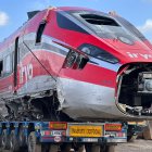 Uno de los vagones del Iryo accidentado en Adamuz es transportado por una grúa.