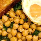 El guiso humilde que enamoró a José Andrés: garbanzos con espinacas, huevo frito y pan crujiente, como lo prepara su esposa Tichi