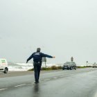 Un agente interviene ante los efectos del temporal en la costa andaluza.