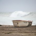 Imagen de la costa de Almería capital presentando fuerte oleaje y viento .