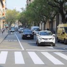 Archivo - Varios coches circulan por la ciudad de Alicante, en una imagen de archivo.
