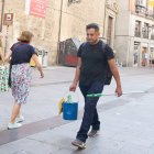 Un limpiador trabajando al sol, a 18 de julio de 2024, en Madrid (España). 
Jesús Hellín / Europa Press
18/7/2024