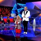 Carmen Borrego de rodillas pidiendo perdón al público de GH Dúo.