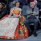 La nieta de Juan Roig, Juana Paula Centeno Roig, con del presidente de Mercadona viendo el Valencia Basket