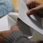 Un votante introduce su papeleta en el sobre.

EUROPA PRESS
28/5/2023