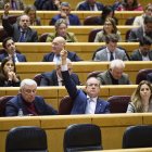 Senadores votando durante una sesión plenaria, en el Senado, en Madrid (España).