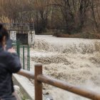 Imagen de la presa de Quéntar en Granada aliviando agua tras el paso de la borrasca Leonardo.