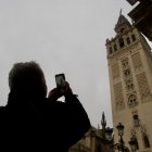 Imagen de la Giralda de Sevilla mostrando la falta de un jarrón ornamental de su fachada desprendido por los fuertes vientos de la borrasca Leonardo.