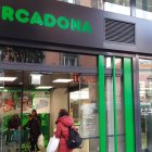 Entrada de un supermercado Mercadona, donde los productos beauty low cost se han convertido en uno de los grandes reclamos para los compradores.