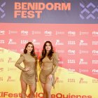 Las cantantes Julia Medina (d) y María León (i), posan tras una rueda de prensa, en el Mirador del Castillo, a 9 de febrero de 2026, en Benidorm, Alicante, Comunidad Valenciana (España). Tras la fiesta de bienvenida del pasado sábado, 7 de febrero, hoy arranca oficialmente la semana del Benidorm Fest 2026, seis días en los que se celebrarán las dos semifinales (10 y 12 de febrero) y la final del 14 de febrero de 2026. Además de las tres galas, la programación de la sexta edición del festival incluye ensayos, ruedas de prensa y programas previos y post galas.

Joaquín Reina / Europa Press
09/2/2026