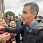 Pedro Sánchez saluda a las señoras del PSOE en Villanueva de la Reina en Jaén