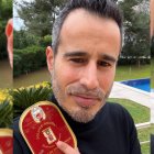 El experto en conservas posa con una lata gourmet de bonito del norte Solano-Arriola