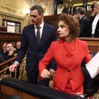La vicepresidenta primera del Gobierno y ministra de Hacienda, María Jesús Montero, delante de Pedro Sánchez en el Congreso.