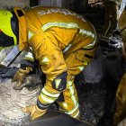 Bombero del Consorcio Provincial de Alicante revisa la vivienda tras la extinción del incendio.