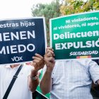 Varias personas con carteles protestan contra el centro de Primera Acogida de Hortaleza, a 2 de septiembre de 2025, en Madrid (España).