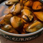 Mejillones en escabeche recién abiertos: el calibre de las piezas y la densidad del líquido son claves para valorar la calidad de una conserva.