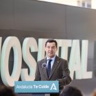 El presidente de la Junta de Andalucía, Juanma Moreno, interviene tras realizar una visita en Almería al Hospital Universitario Torrecárdenas,