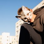 Hombre con careta de gato