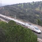 Imagen de un tren AVE a su paso por el tramo de vía, completamente restaurado, donde ocurrió el trágico accidente del pasado 18 de enero en Adamuz (Córdoba).