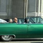 Los Kikos, en un Cadillac verde por las calles de Madrid.