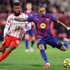GIRONA, SPAIN - FEBRUARY 16: Raphinha of FC Barcelona shoots whilst under pressure from Thomas Lemar of Girona FC during the LaLiga EA Sports match between Girona FC and FC Barcelona at Montilivi Stadium on February 16, 2026 in Girona, Spain. (Photo by Judit Cartiel/Getty Images)