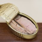 Ventresca de atún en aceite recién abierta: un corte considerado premium cuya diferencia de precio no siempre compensa frente a otras partes del pescado