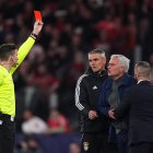 Mourinho acaba expulsado y no estará en el banquillo para la vuelta en Madrid