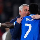 Mourinho junto a Vinicius Junior en momento del incidente