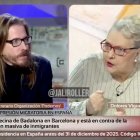 El kiosquero de Podemos, Pablo Fernández, y Dolores, vecina de Badalona