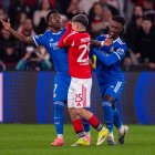 Vinicius en el partido Benfica-Real Madrid mientras Prestianni se tapa la boca con la camiseta.