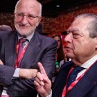Juan Roig, presidente y CEO de Mercadona, junto a Vicente Boluda, presidente de la Asociación Valenciana de Empresarios (AVE), durante la Asamblea General AVE 2026 celebrada el 10 de febrero en Valencia.