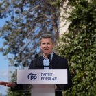 El presidente del PP, Alberto Núñez Feijóo, ofrece una rueda de prensa a los medios tras su visita a la fábrica de Pastas Gallo, en el hotel Ciutat de Granollers.