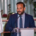 El alcalde de La Algaba, Diego Manuel Agüera interviene en el acto de inauguración del nuevo centro cultural.