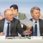 Alberto Núñez Fiejóo, acompañado por el secretario general del PP, Miguel Tellado, preside la reunión de la Junta Nacional del Partido Popular.