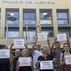 Juzgado de Catarroja con víctimas de la dana protestando