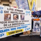 Miembros del sindicato CEP muestran una pancarta contra la gestión de Marlaska