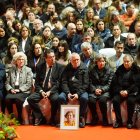 Familiares de los fallecidos en el accidente ferroviario de Adamuz durante la misa funeral celebrada en Huelva.