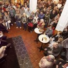Sarah Santaolalla en el acto de jóvenes del PSOE en Palencia rodeada de tercera edad