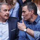 Pedro Sánchez charla con Zapatero en un acto