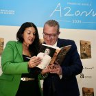 La ganadora de la edición 2025 del Premio Azorín, Rosario Raro, junto al presidente de la Diputación de Alicante, Toni Pérez.