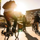 La convivencia entre bicicletas, patinetes y peatones en entornos urbanos exige respetar la normativa para evitar sanciones y garantizar la seguridad vial.